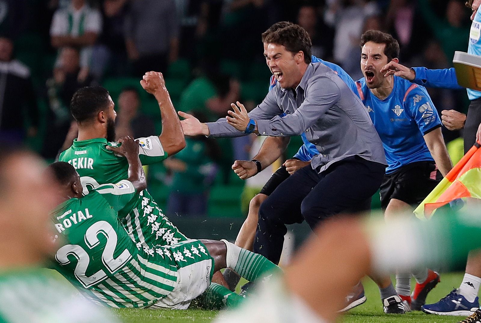 Nabil Fekir celebra con Rubi su gol al Celta de Vigo.