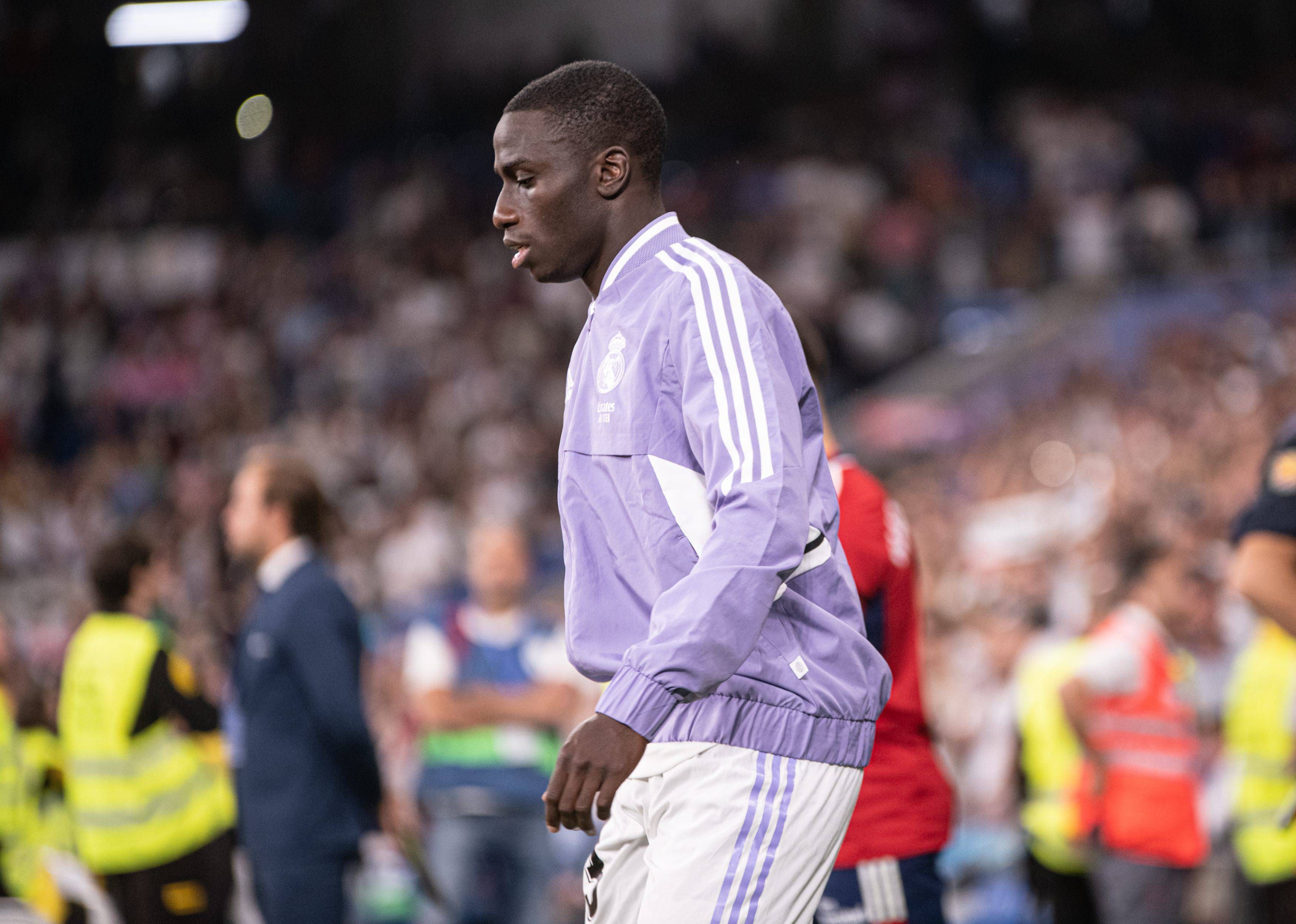 Ferland Mendy salta al césped del Santiago Bernabéu (Foto: Cordon Press). 