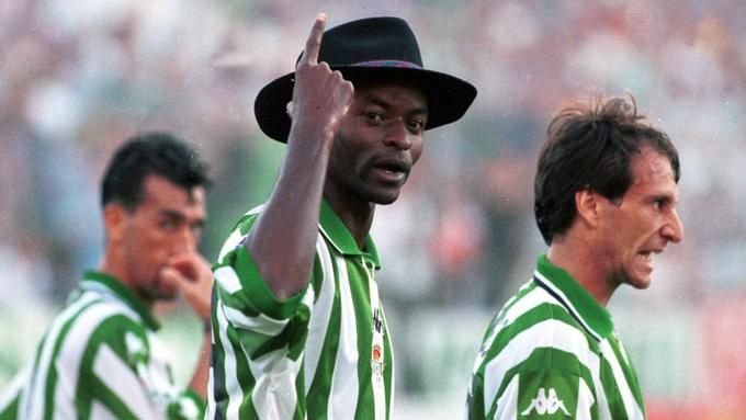 Finidi George celebra un gol con el sombrero.