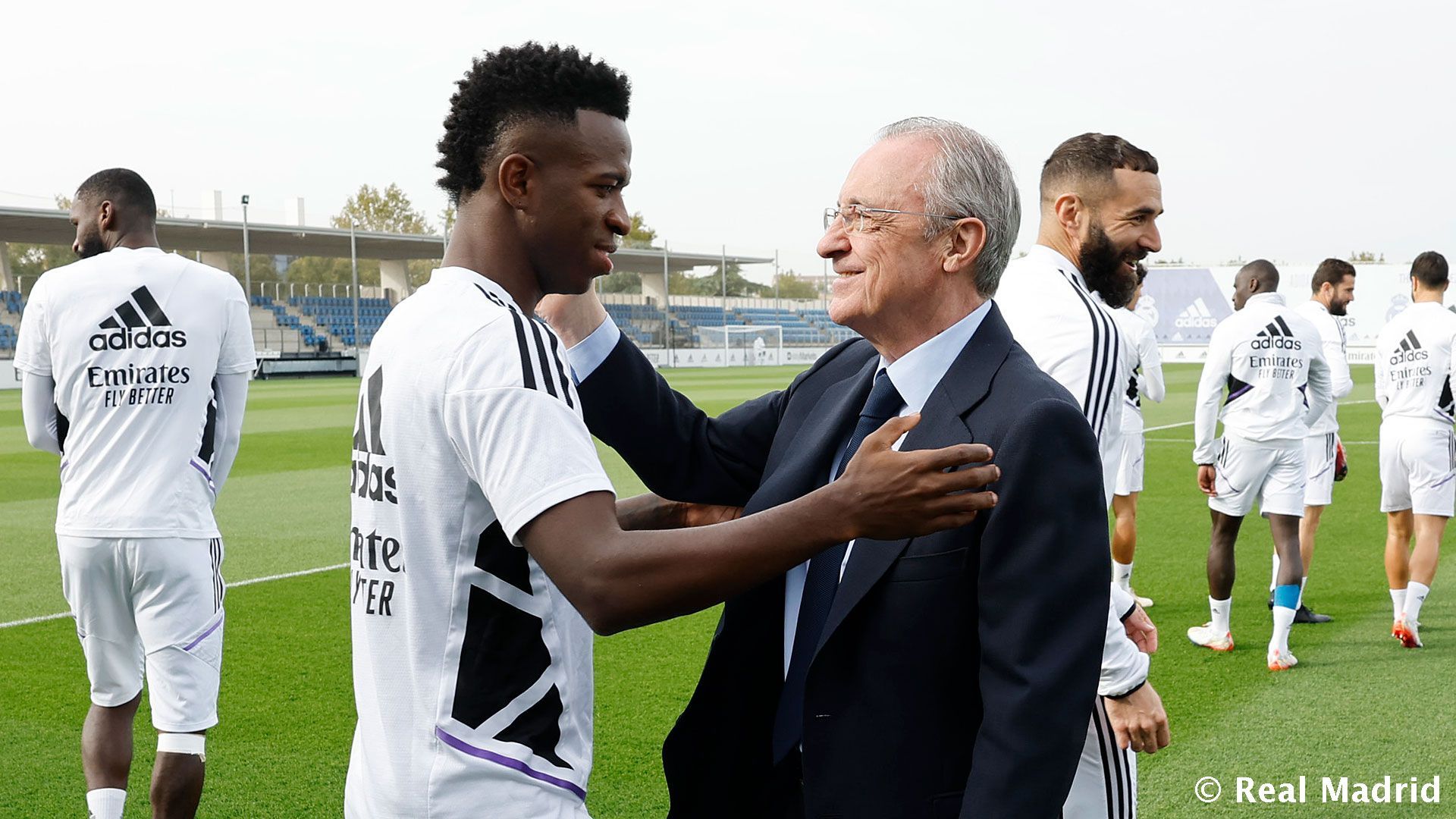  Florentino Pérez saluda a Vinicius en el entrenamiento del Real Madrid.