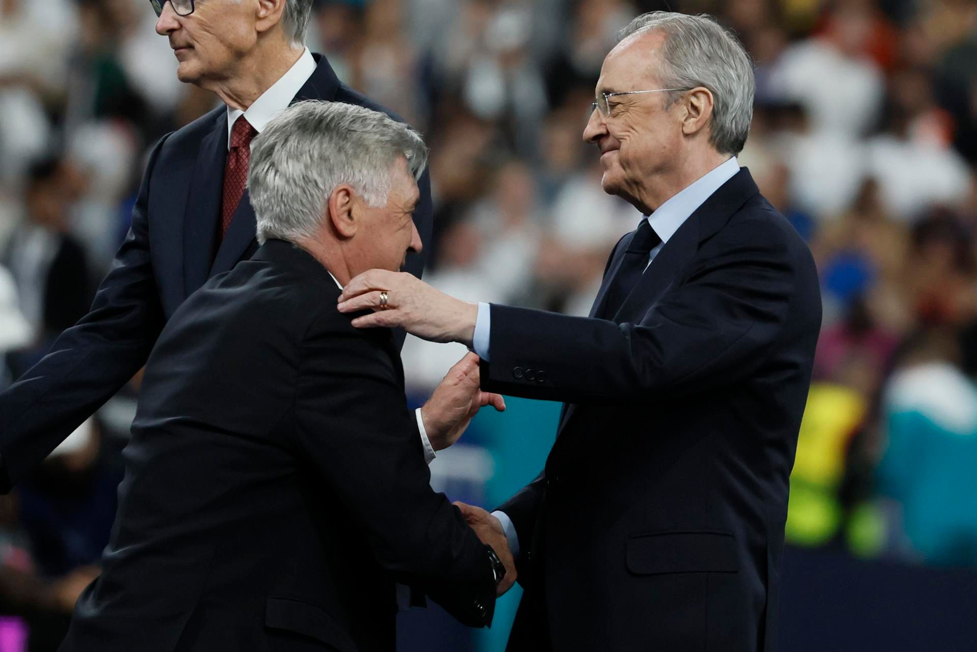 Florentino Pérez saluda a Ancelotti tras la final de Champions (FOTO: EFE).