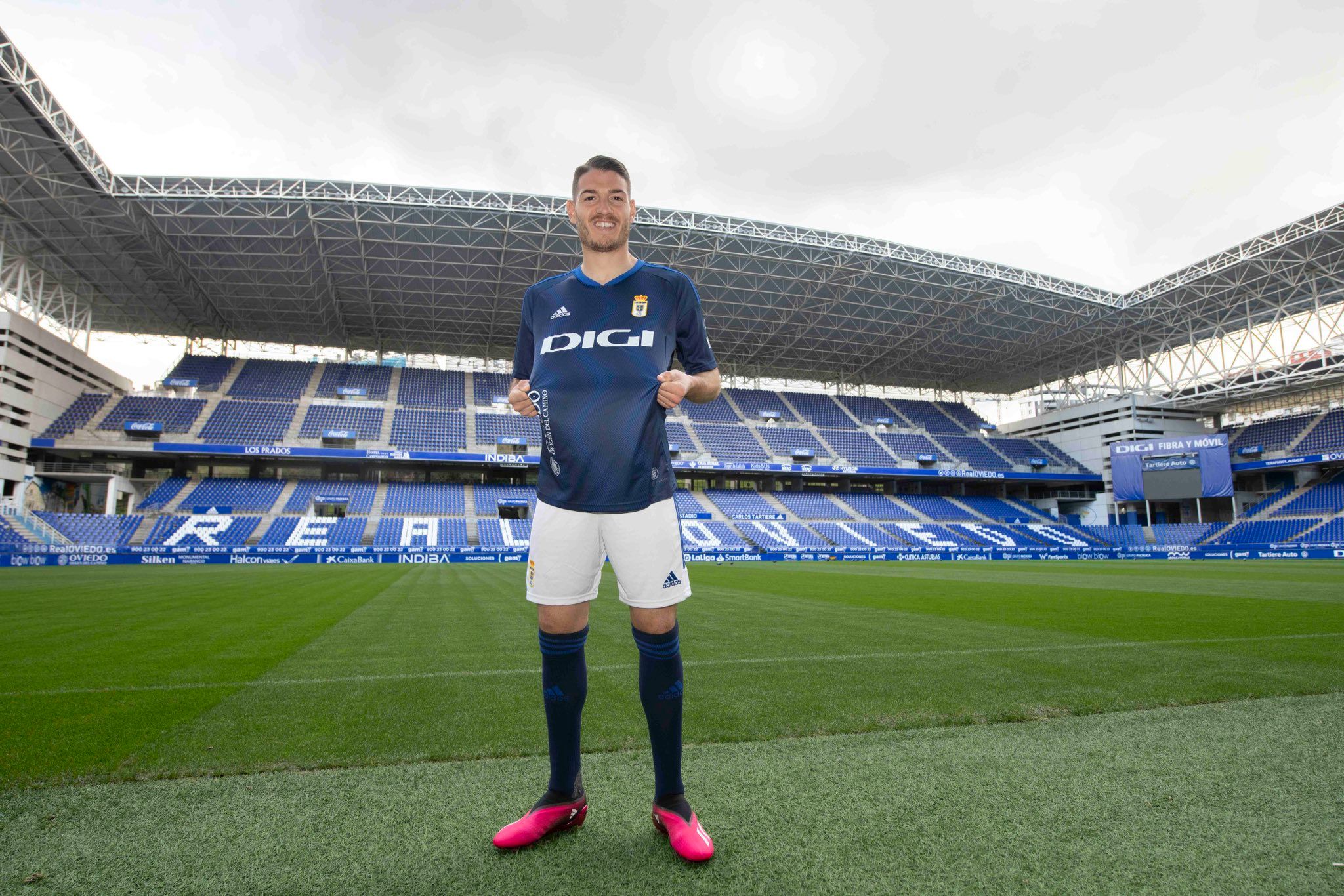  Manu Vallejo posa con la camiseta azul en el Carlos Tartiere.