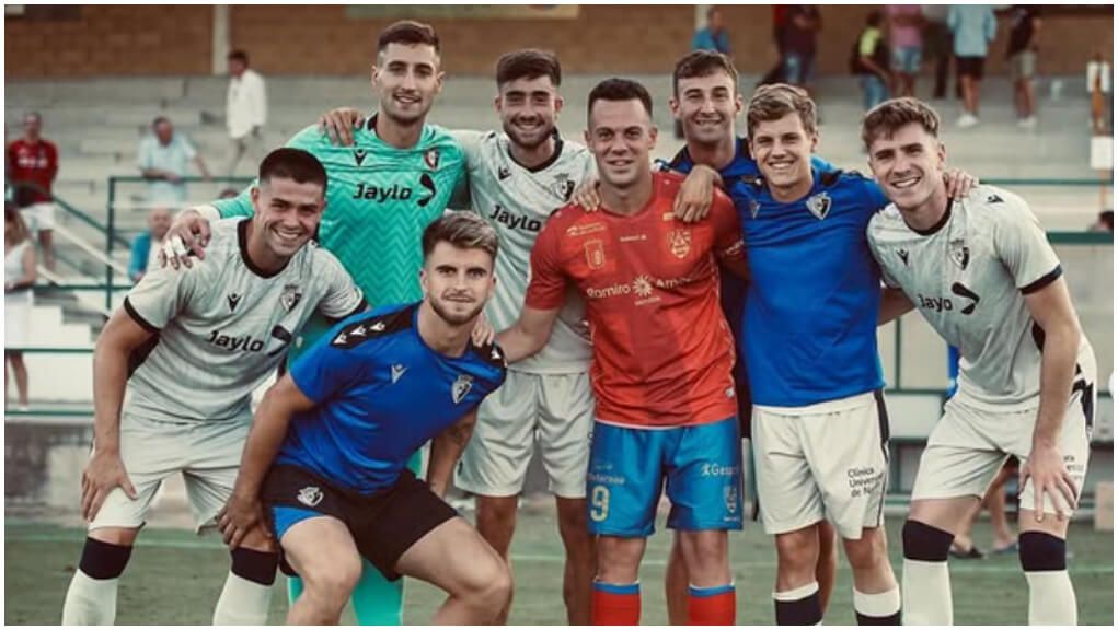  Ibaider Garriz con compañeros del Osasuna.