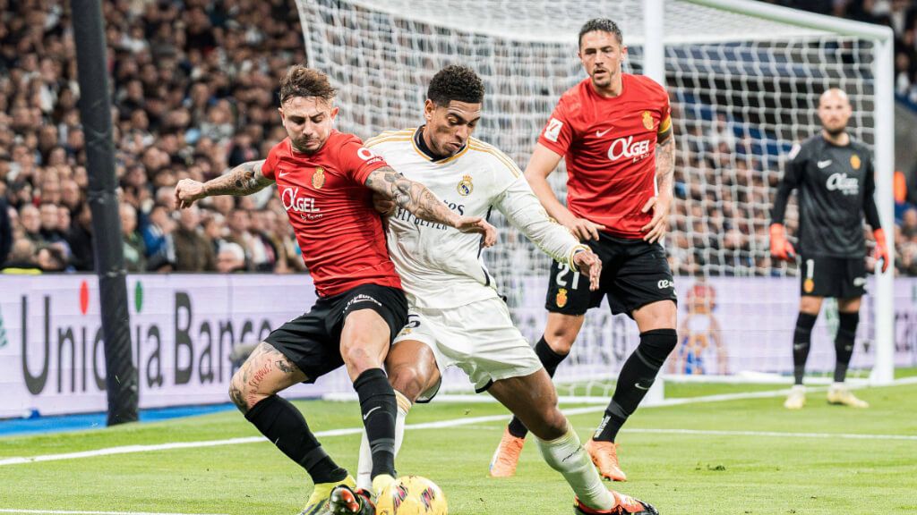  Maffeo y Belligham disputan un balón