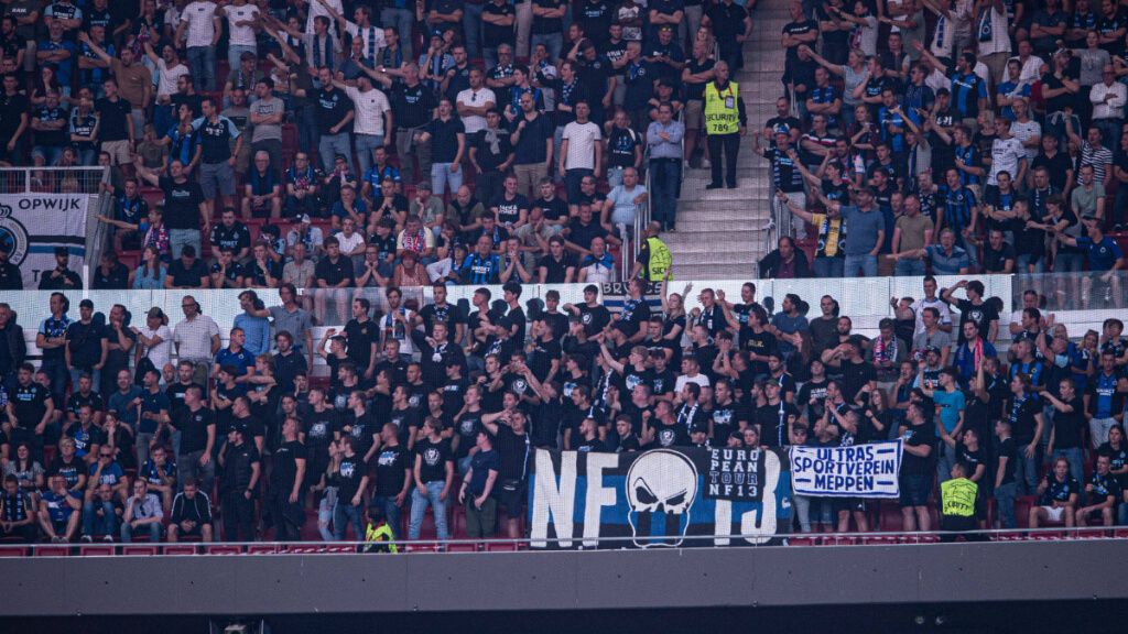  Aficionados del Brujas en un estadio (Cordon Press)