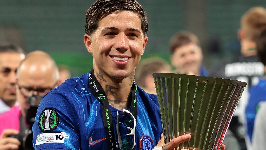  Enzo Fernández con el título de la Conference League (Cordon Press)