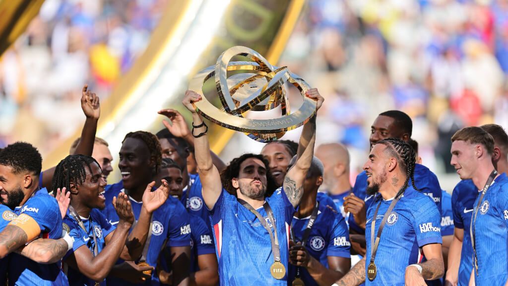  Cucurella levanta el trofeo