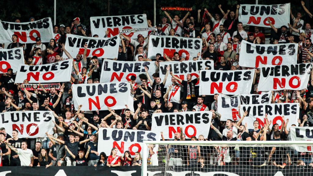  Aficionados del Rayo Vallecano protestando en el estadio (Europa Press)