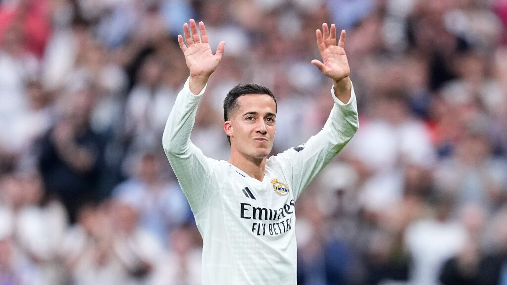 Lucas Vázquez despidiéndose del Santiago Bernabéu (Europa Press)