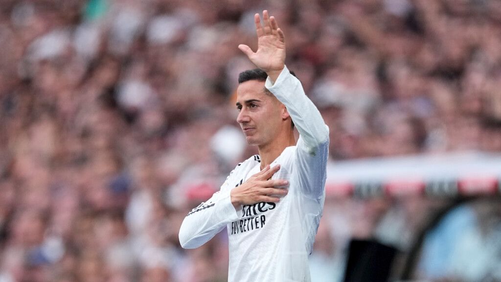 Lucas Vázquez despidiéndose del Santiago Bernabéu (Europa Press)