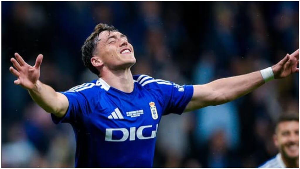  Fede Viñas celebrando un gol con el Real Oviedo.