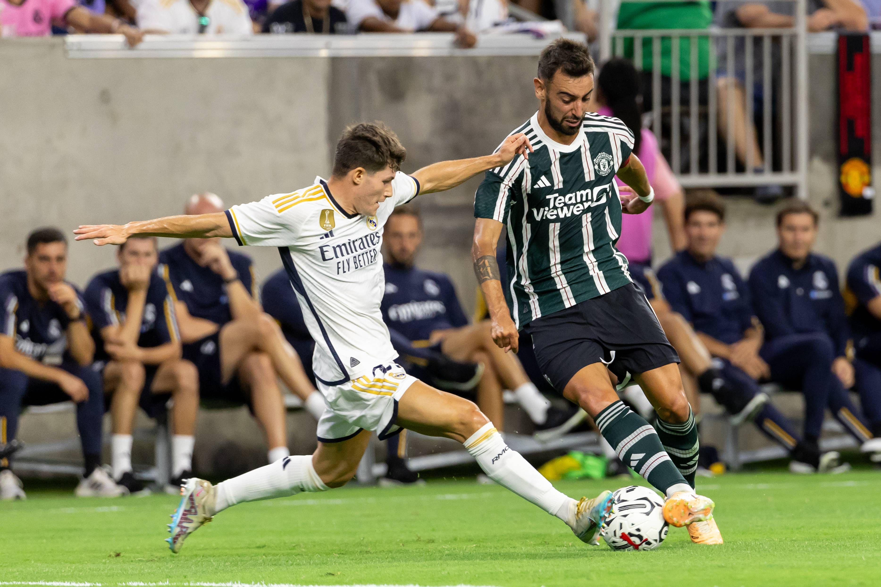 Fran García pelea un balón con Bruno Fernandes en el amistoso Real Madrid-Manchester United (Foto