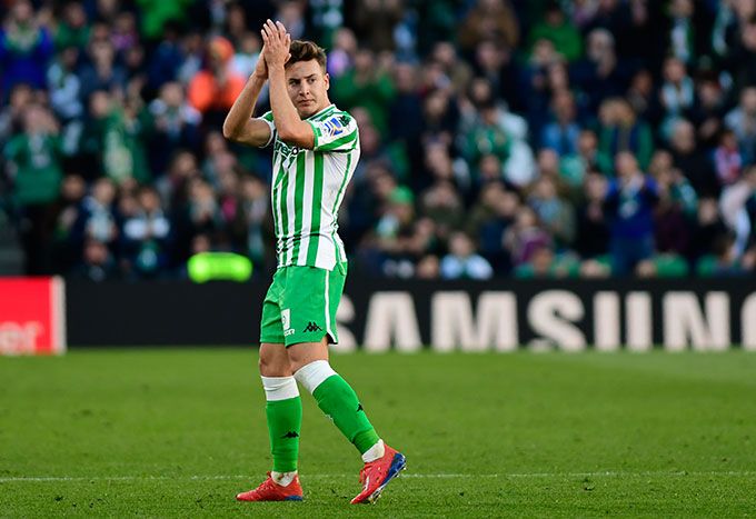 Francis saluda a los aficionados del betis durante un partido en el Villamarín.