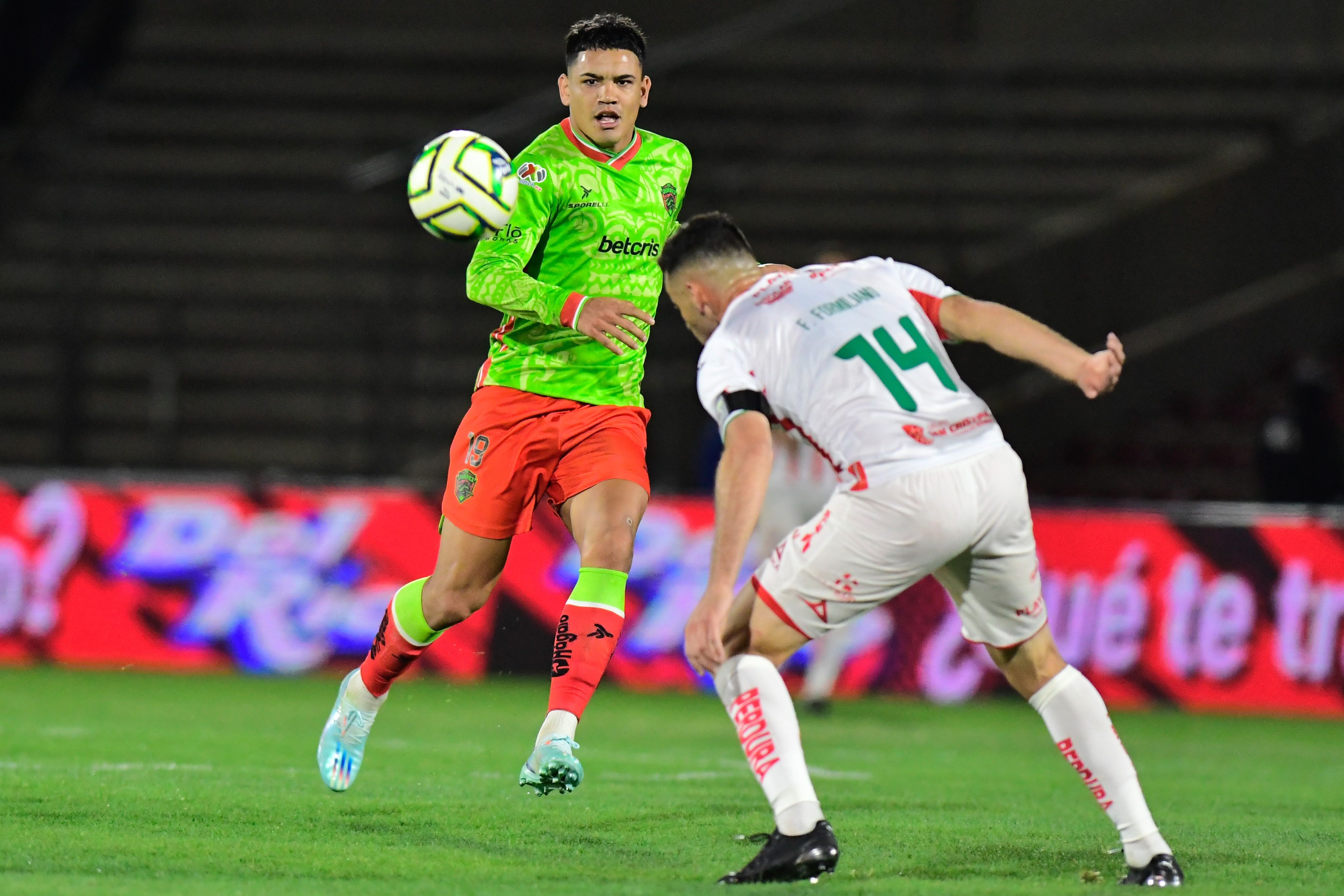 Gabriel 'Toro' Fernández juega la pelota (Foto: FC Juárez).