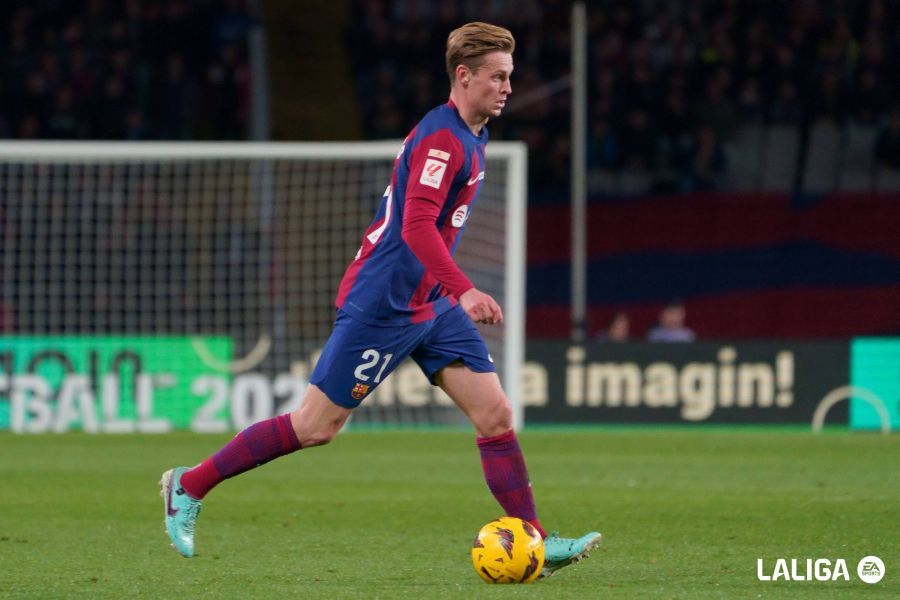 Frenkie De Jong, con el balón durante el Barcelona-Girona.