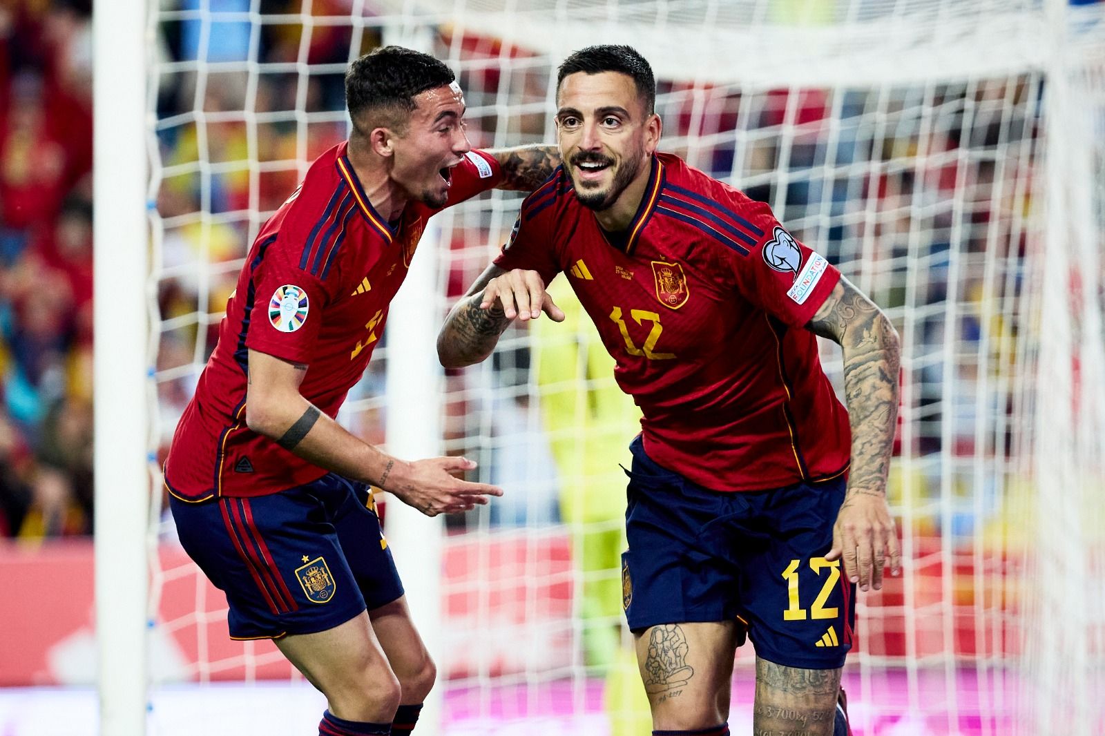  Joselu, celebrando con Yeremi Pino su primer gol con España.