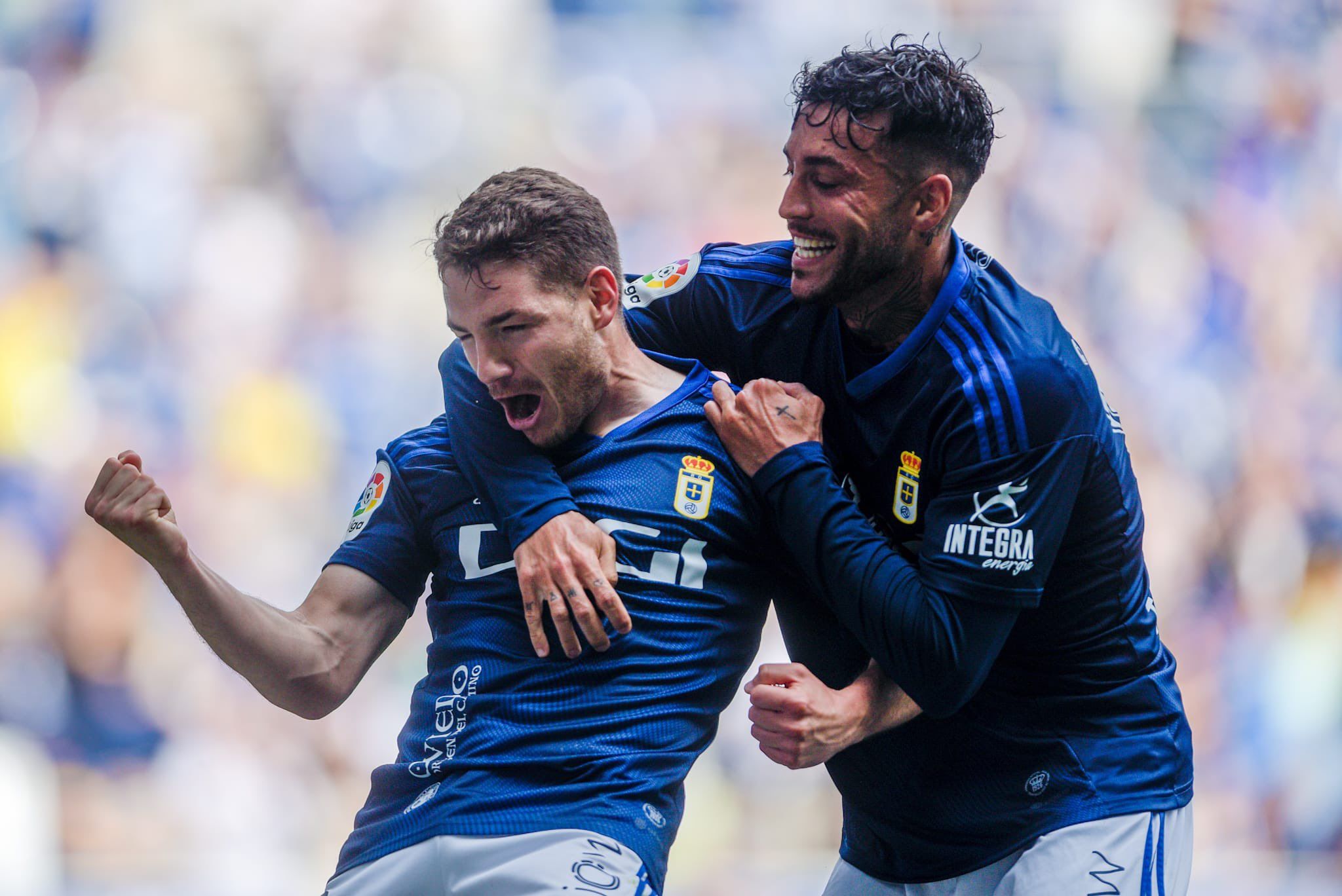  Manu Vallejo y Víctor Camarasa celebran un gol.
