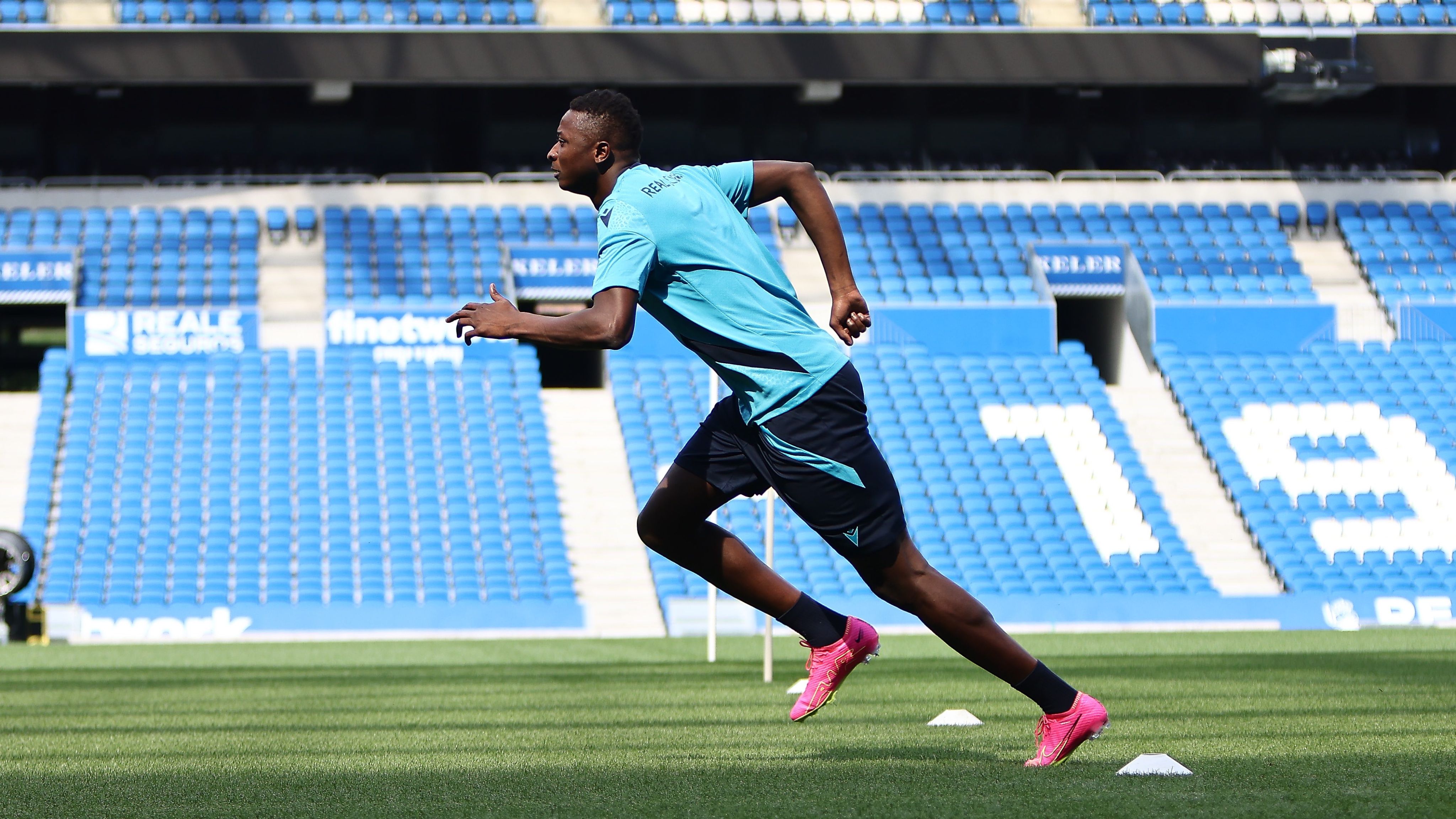  Sadiq Umar entrena en solitario en el Reale Arena.