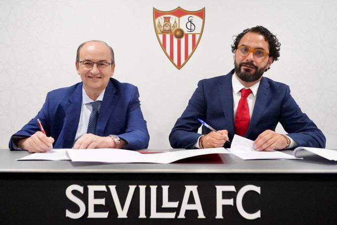  Víctor Orta, junto a José Castro, firma su contrato con el Sevilla.