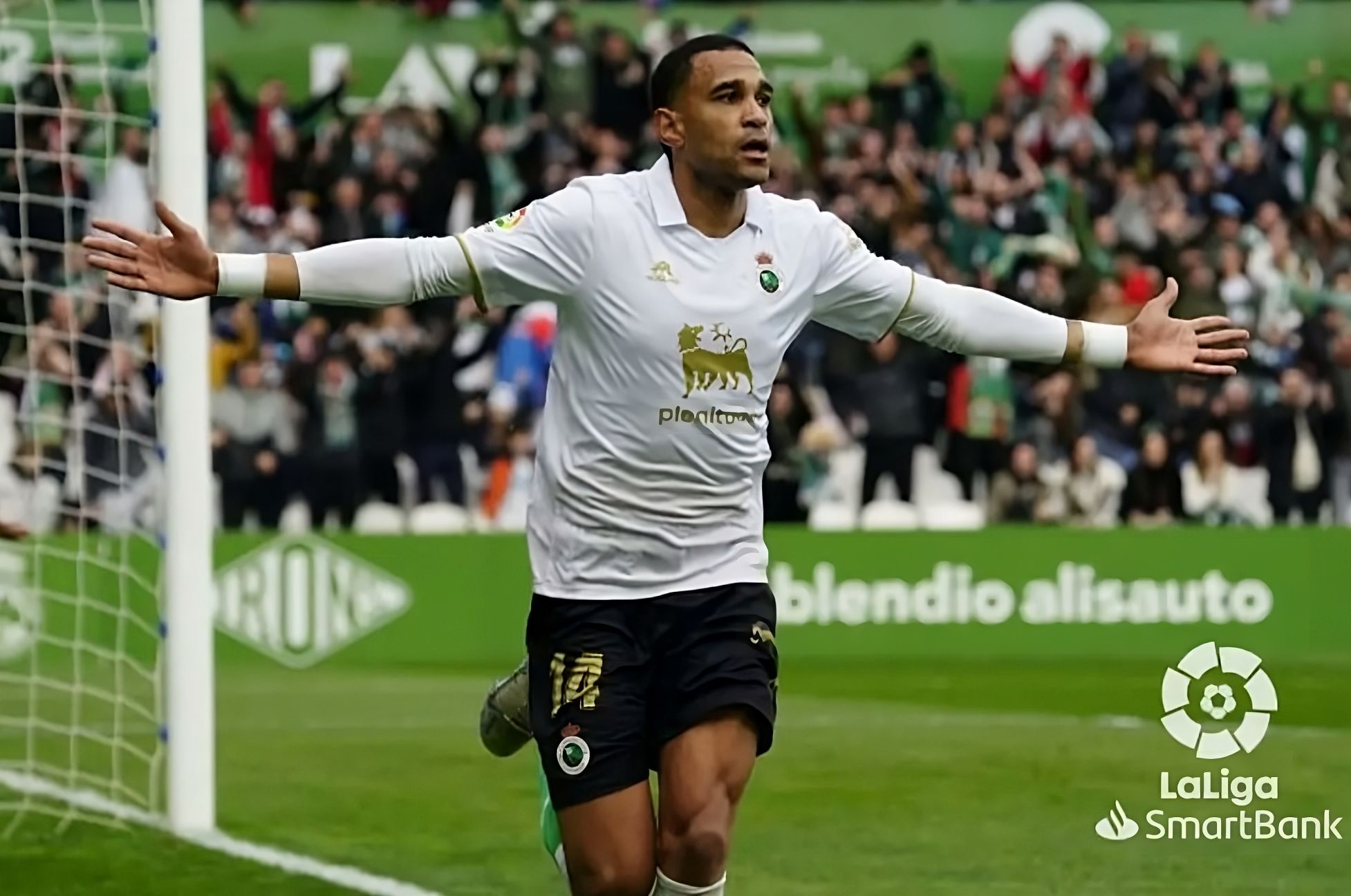  Jordi Mboula celebra un gol con el Racing.