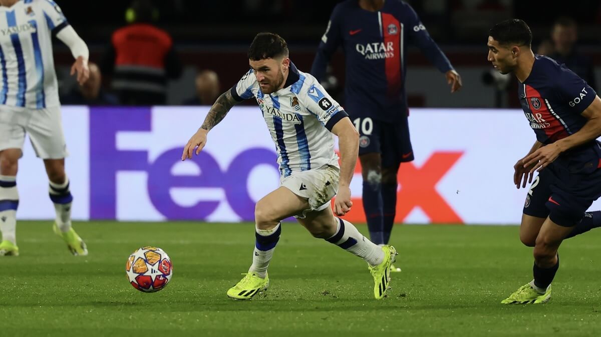  Javi Galán avanza con el balón ante el PSG enun partido de Champions con la Real Sociedad.