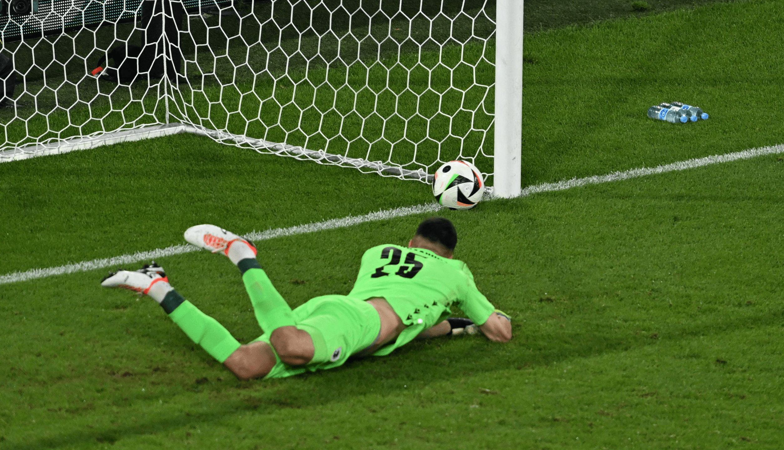 Giorgi Mamardashvili, ante España, en el gol de Rodri.