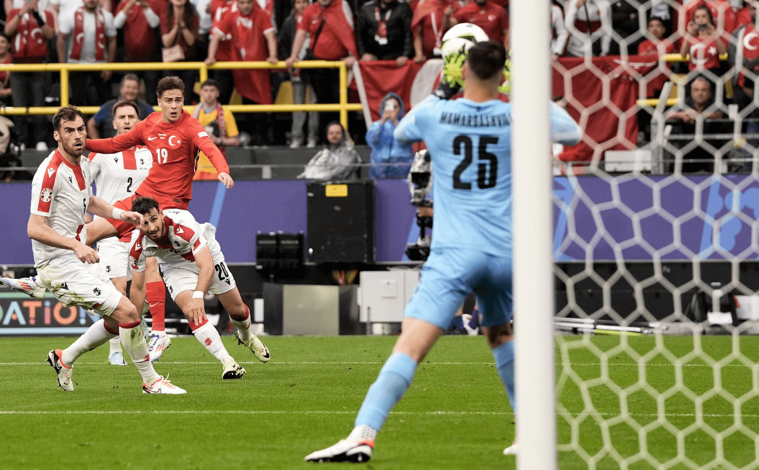  Giorgi Mamardashvili ataja el disparo de Kenan Yildiz.