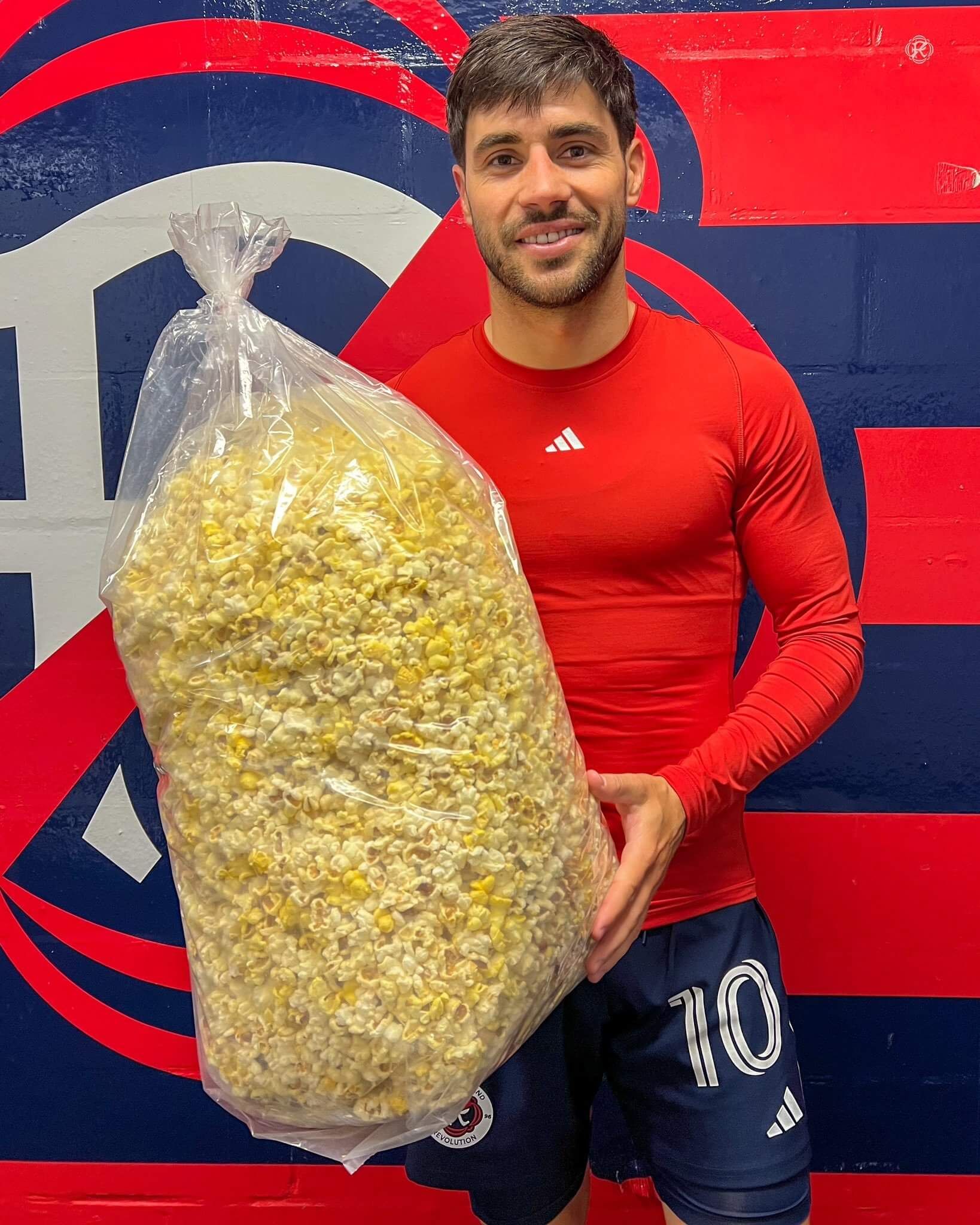  Carles Gil, MVP del partido en New England Revolution.