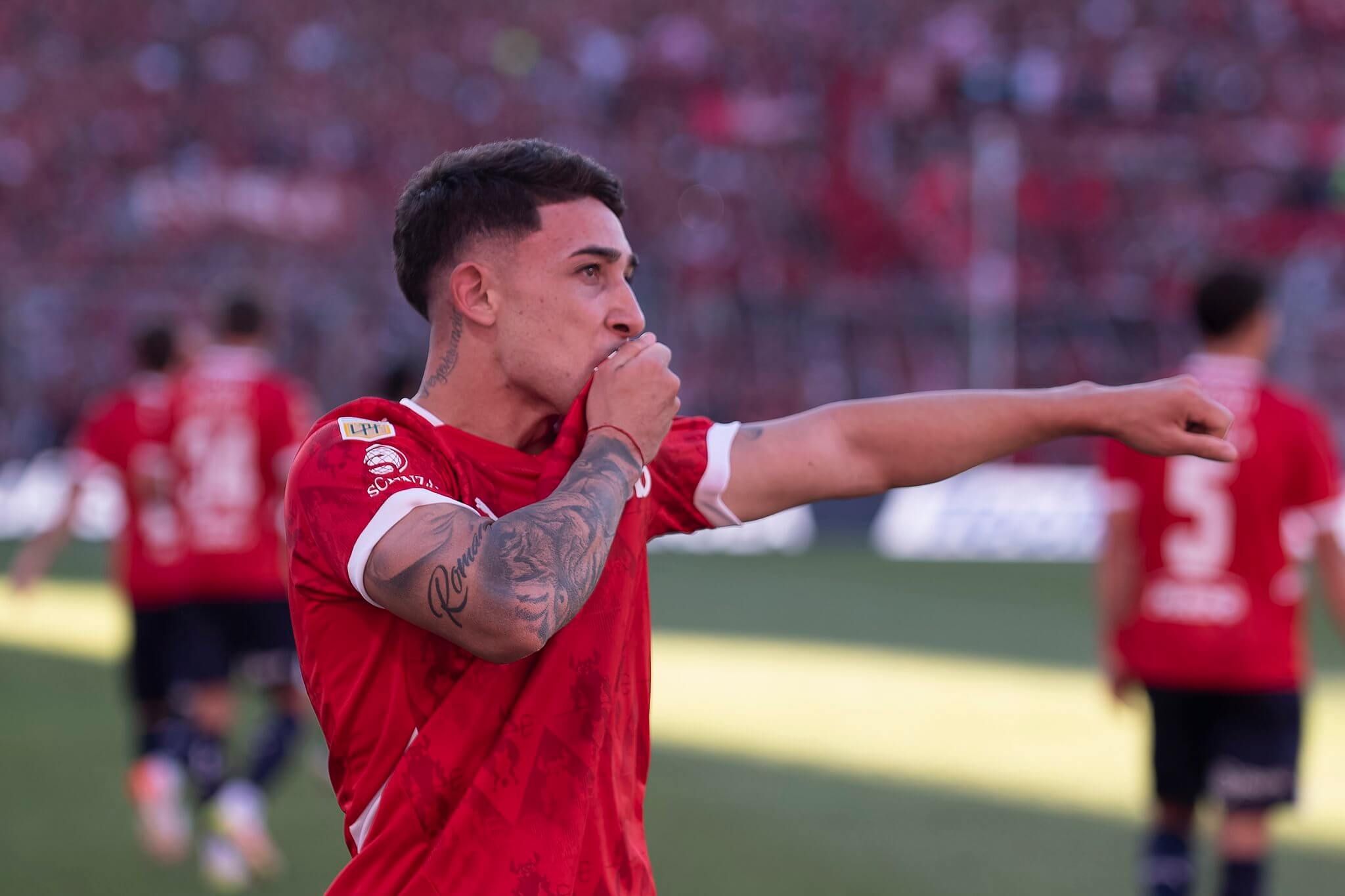  Santiago Montiel celebra su golazo.