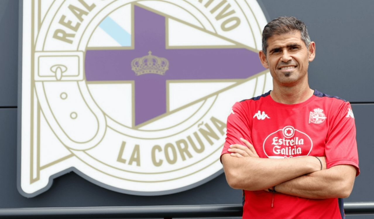 Antonio Hidalgo posa como blanquiazul. (Foto: RCD)