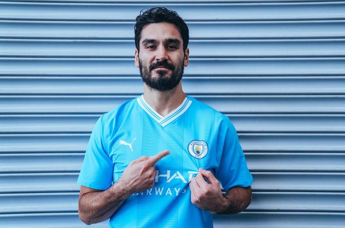 Gündogan posa con la nueva camiseta del Manchester City (Foto: ManCityES).