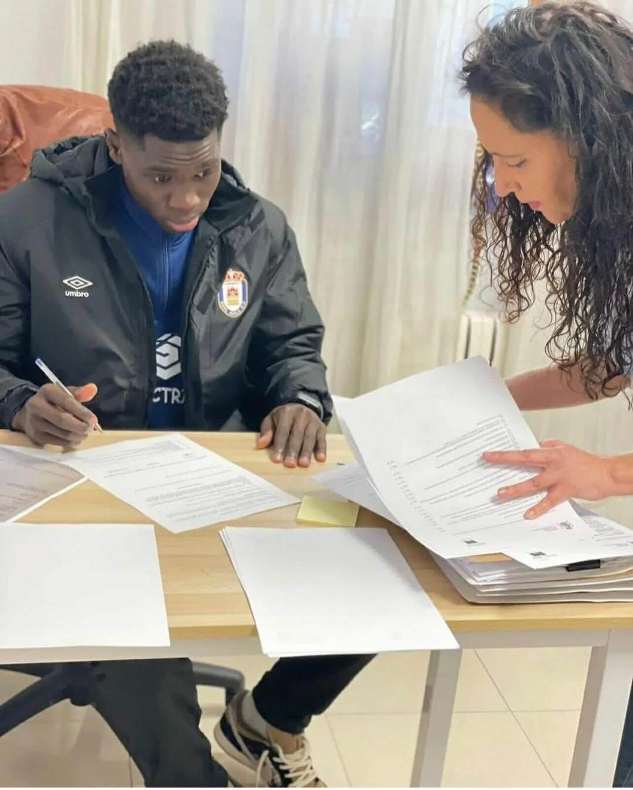 Modou Keba Cissé firmando con el Real Ávila (Fuente @RealAvila)