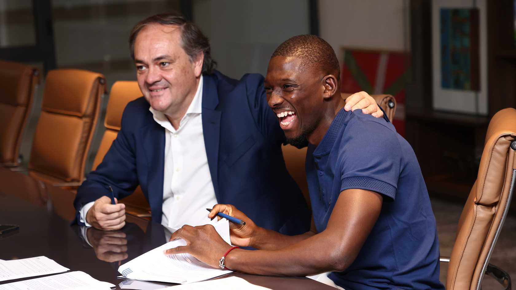  Hamari Traoré, junto a Aperribay tras su fichaje por la Real Sociedad.