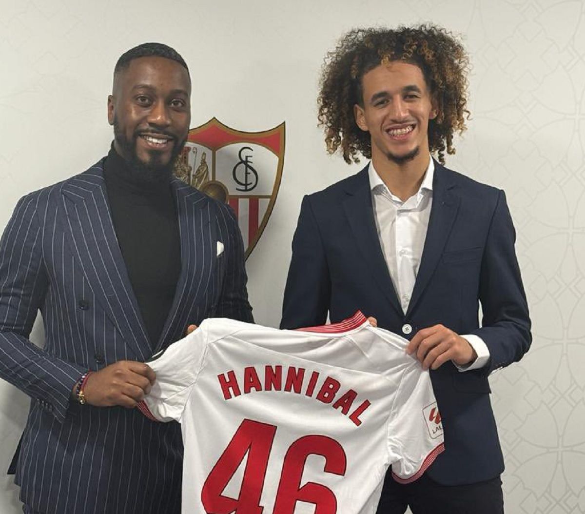 Hannibal, en el acto de firma de su contrato (Foto: Fabrizio Romano).