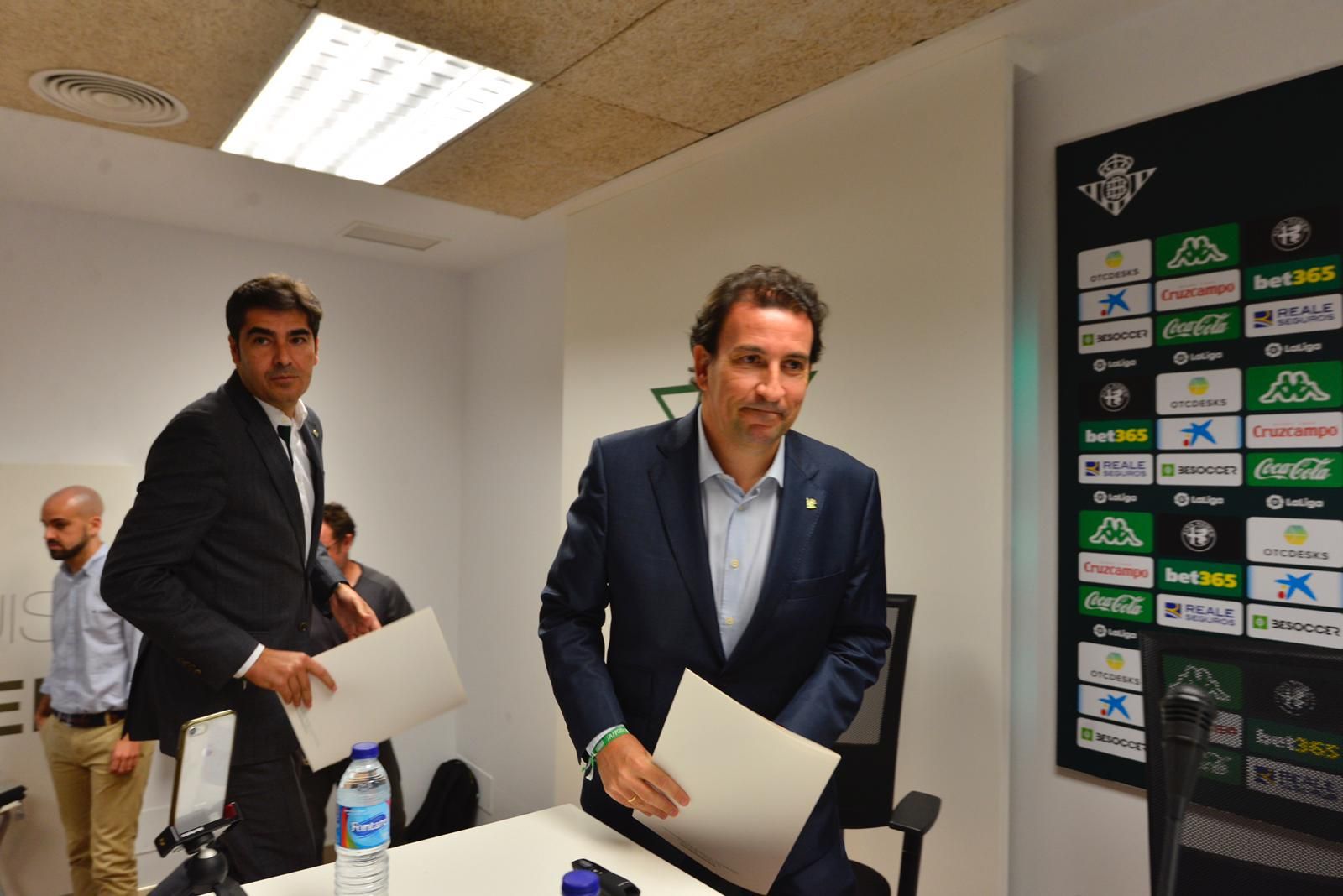  Catalán y Haro llegan a la sala de prensa.