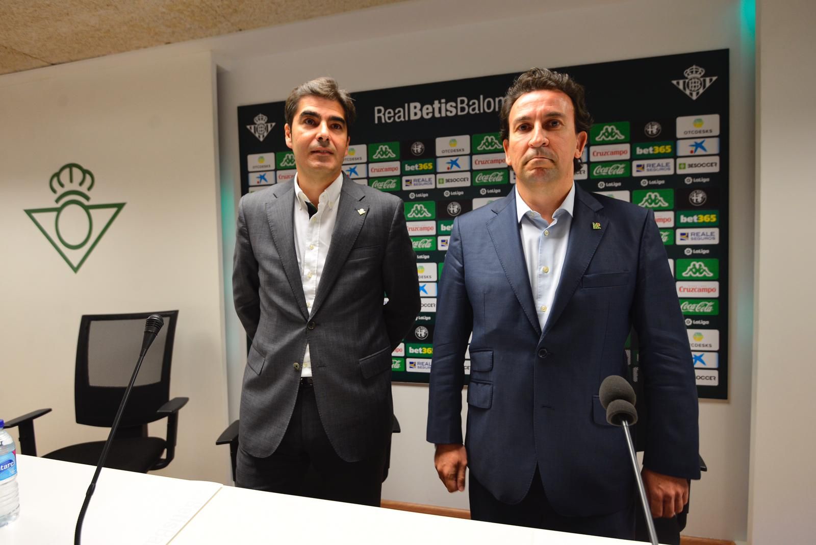  Ángel Haro y José Miguel López Catalán, a su llegada a la rueda de prensa.