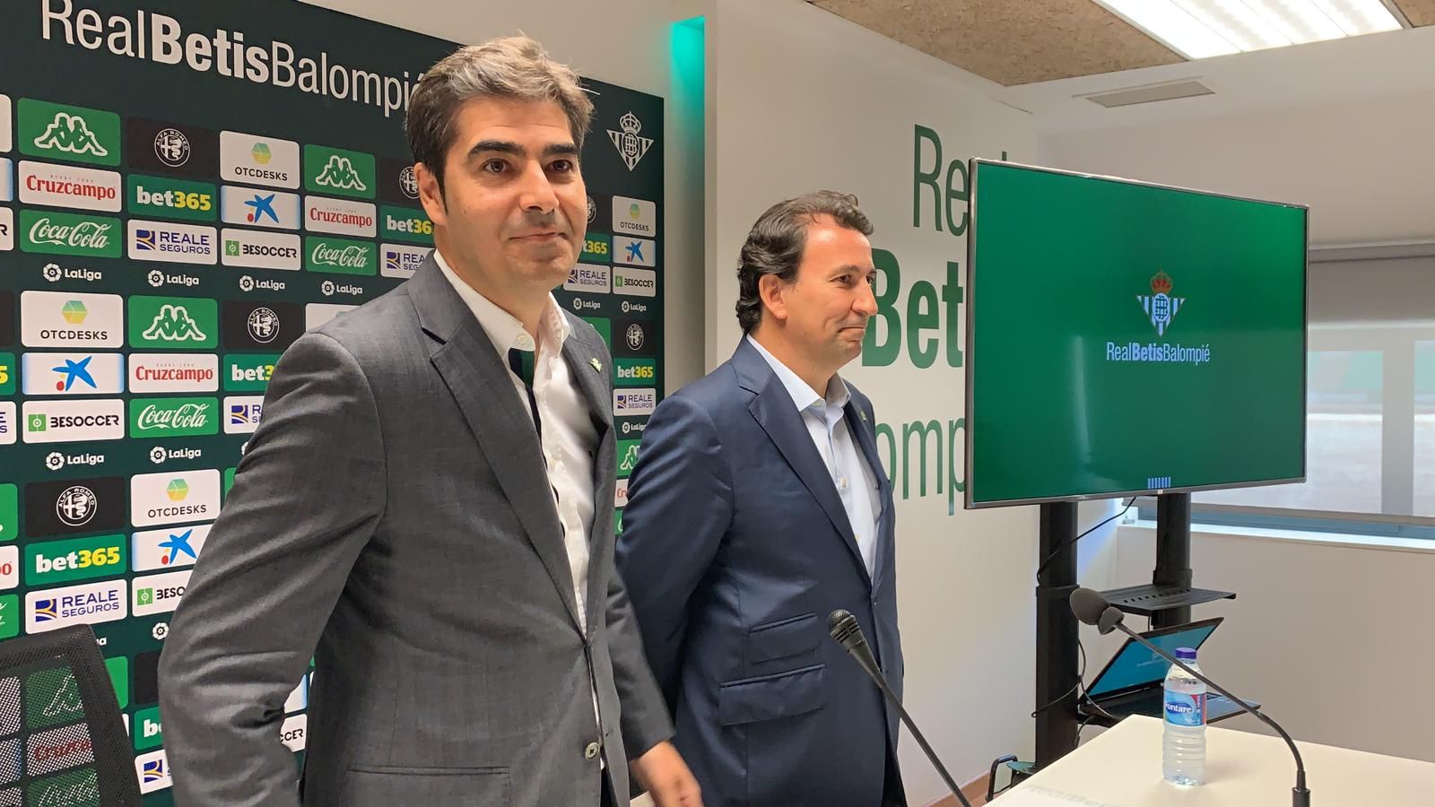 Ángel Haro y José Miguel López Catalán, tras la marcha del Betis de Lorenzo Serra Ferrer.