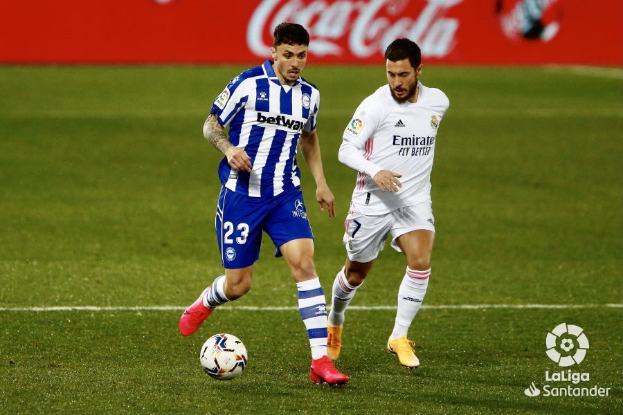 Hazard presiona a Ximo Navarro (Foto: LaLiga). 