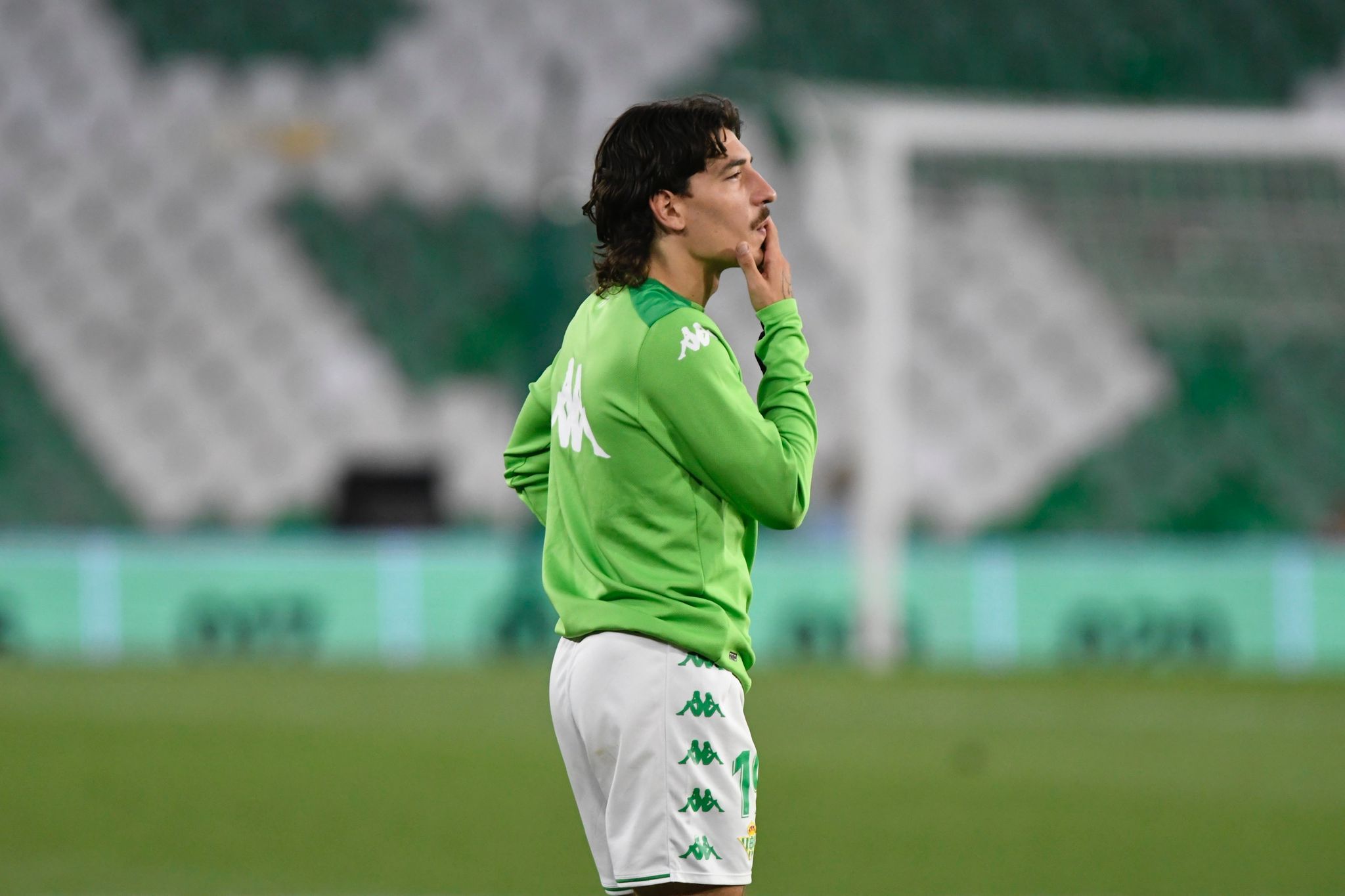 Héctor Bellerín en el estadio