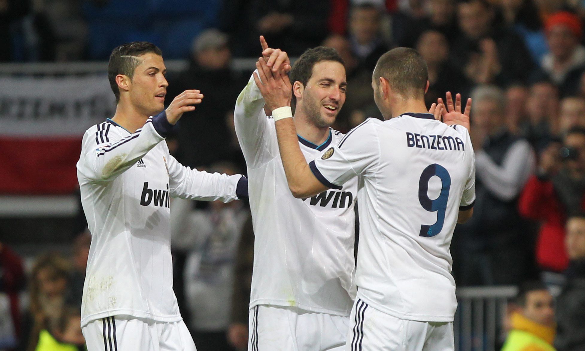 Higuaín, Benzema y Cristiano Ronaldo celebran un gol del Real Madrid.
