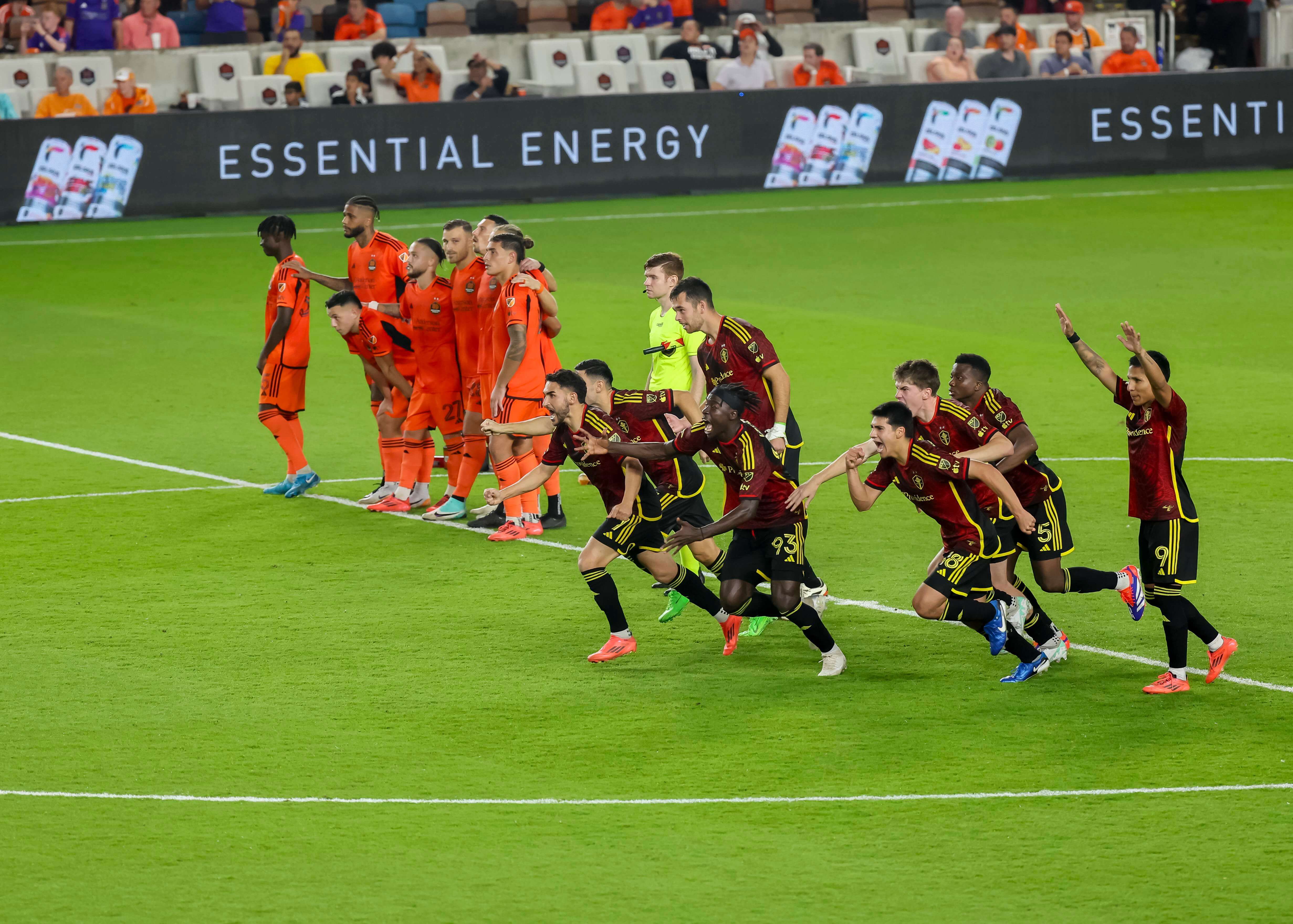  Los jugadores de Seattle Sounders celebran el pase ante el Houston Dynamo.