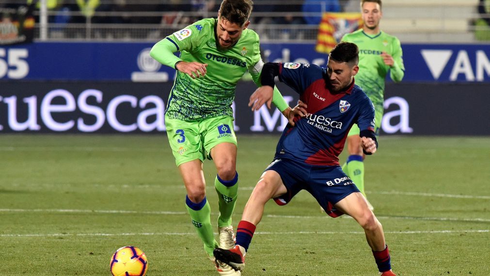  Javi García, en el Huesca-Betis.