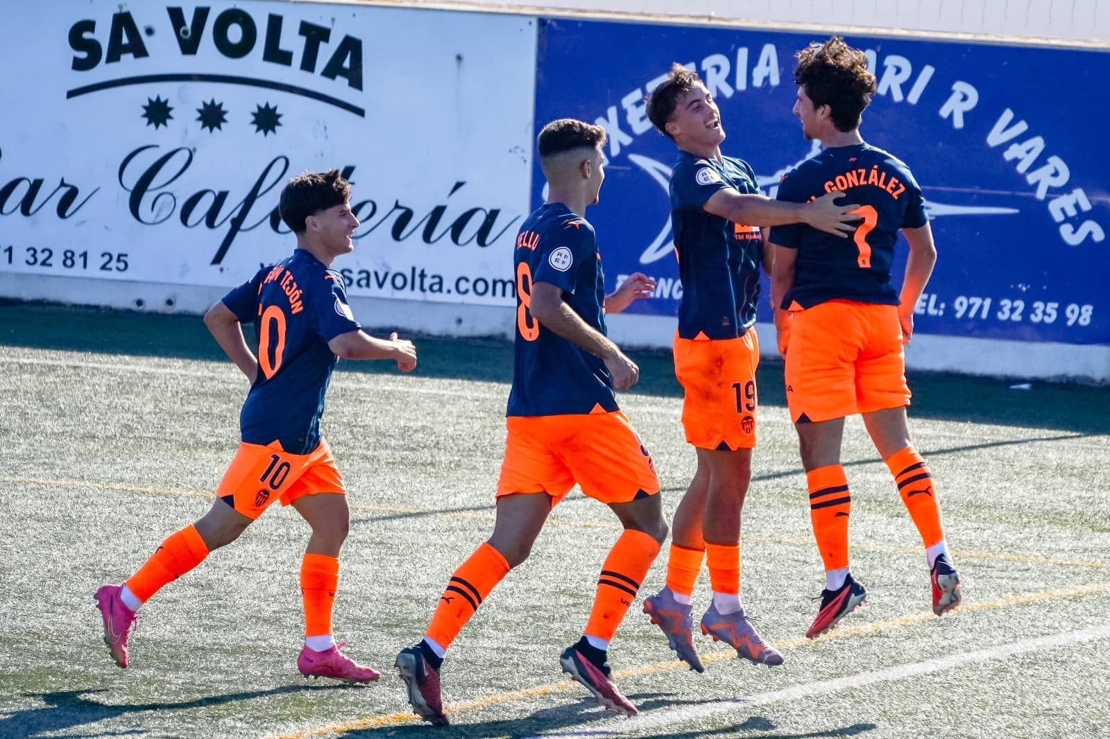  Hugo González celebra un gol con sus compañeros.