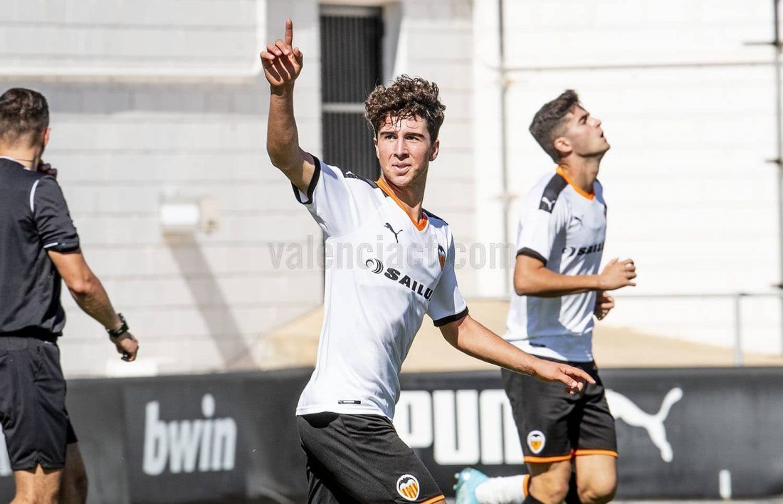  Hugo González celebra un gol con el Valencia Mestalla.