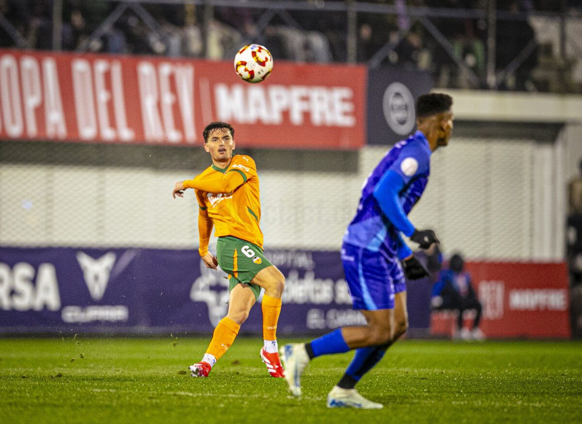  Hugo Guillamón, ante el Ourense CF.