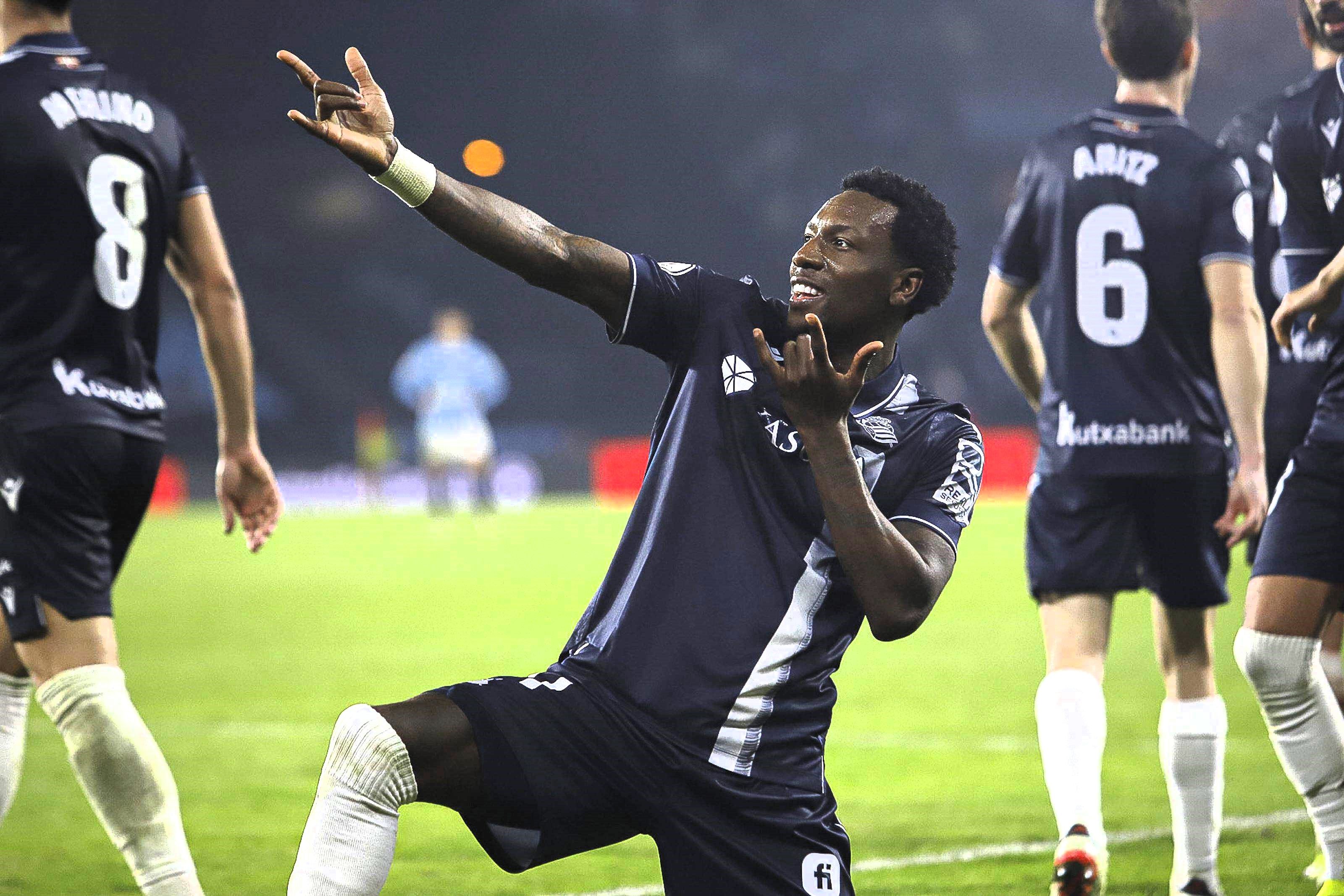 Sheraldo Becker celebra su gol como Spiderman (Foto: CordonPress).