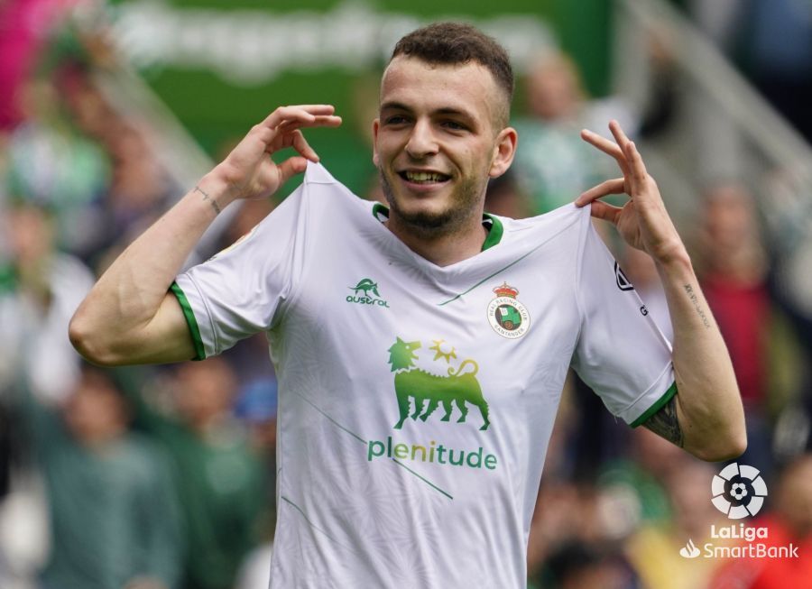 Iñigo Vicente celebra un gol con el Racing de Santander (Foto: LaLiga).