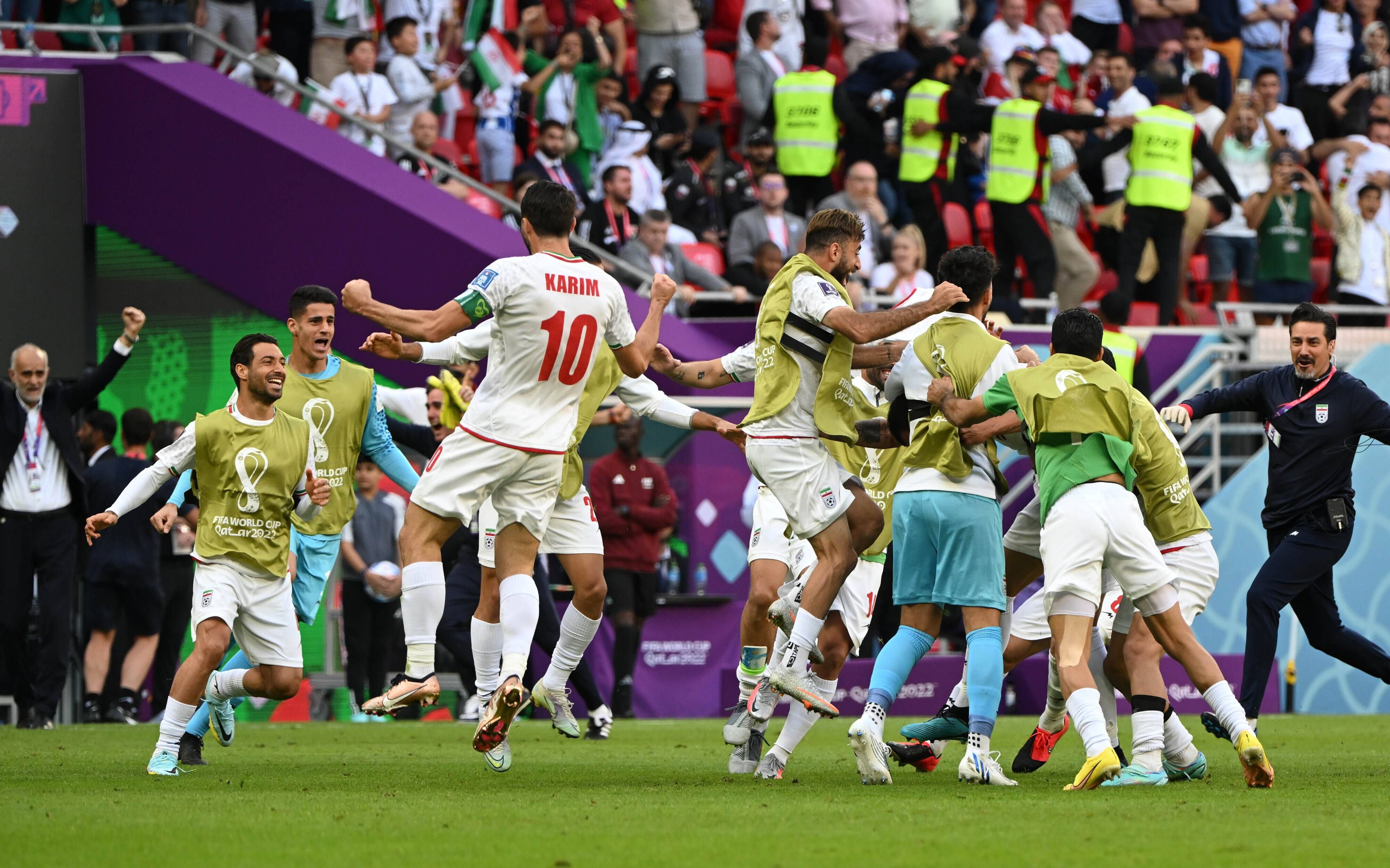 Los jugadores de irán celebran su victoria ante Gales en el Mundial de Qatar.