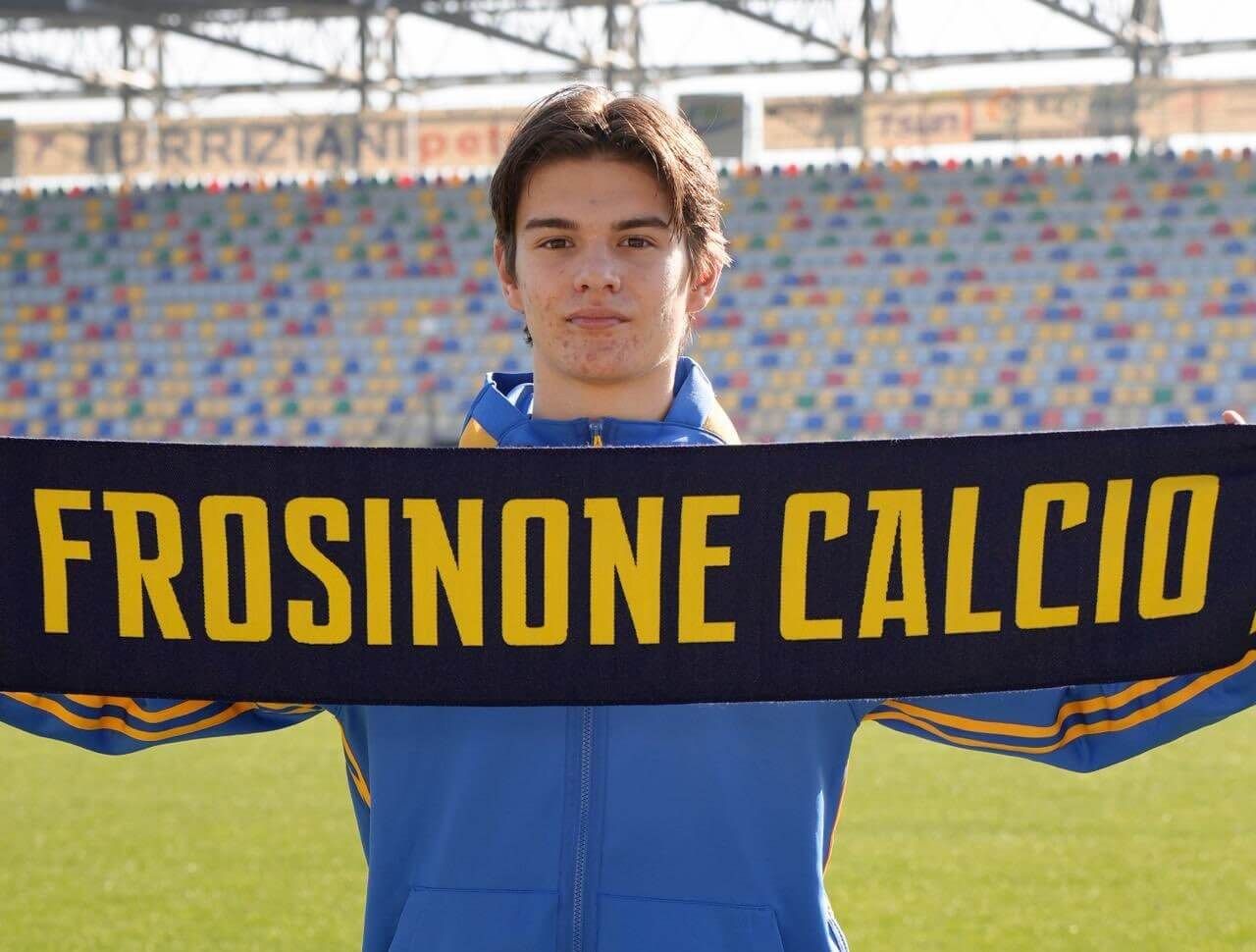  Isak Vural, en su presentación con el Frosinone.