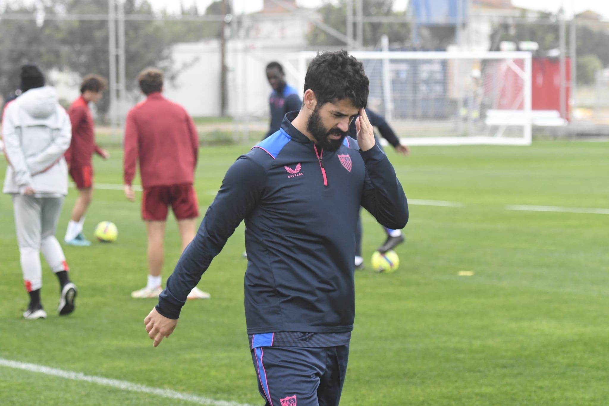 Isco se retira del entrenamiento del Sevilla.